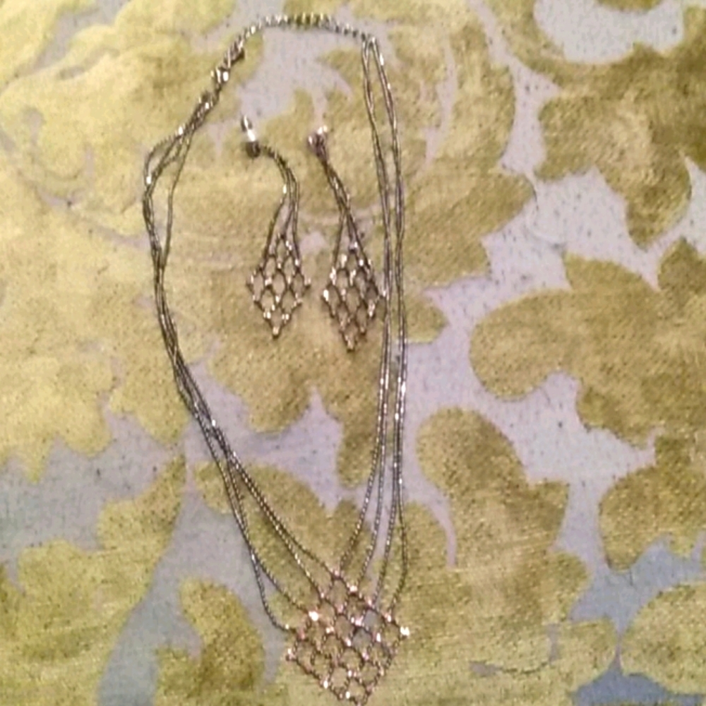 Set of pink rinestones earrings and necklace